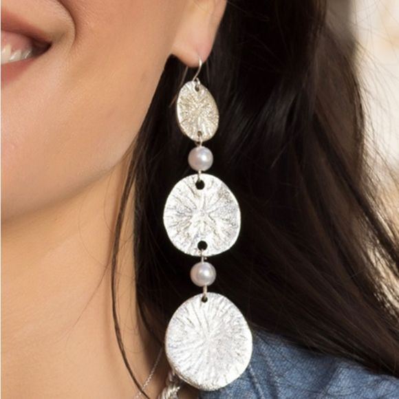 NWT BEACH PARTY WHITE SILVER POLISHED METAL MAREN EARRINGS WHITE GLASS PEARLS - Picture 2 of 10